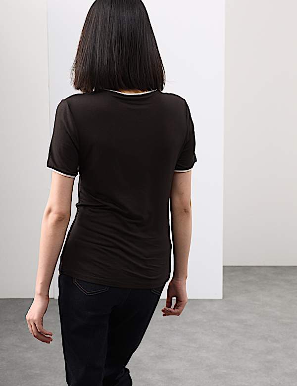 חולצת טי בגזרה צרה מבד ג'רסי עם קונטרסט - IL