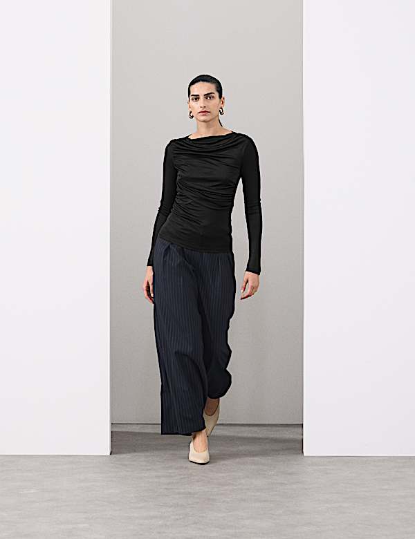 Eng anliegendes Jersey-Oberteil mit Carmen-Ausschnitt und Drapierung - DE