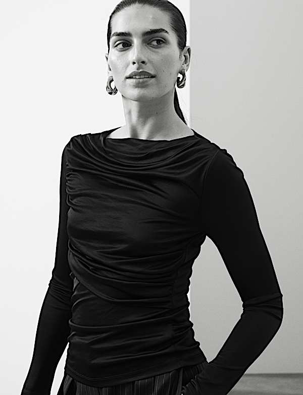 Eng anliegendes Jersey-Oberteil mit Carmen-Ausschnitt und Drapierung - DE