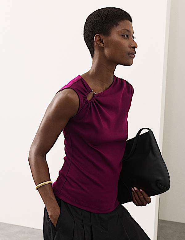 חולצה מבד עשיר בכותנה עם כיווצים ועיטור מתכת - IL