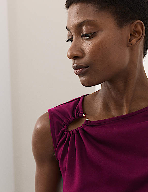 חולצה מבד עשיר בכותנה עם כיווצים ועיטור מתכת - IL