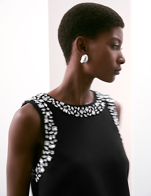 Embellished Crew Neck Sleeveless Blouse - RO