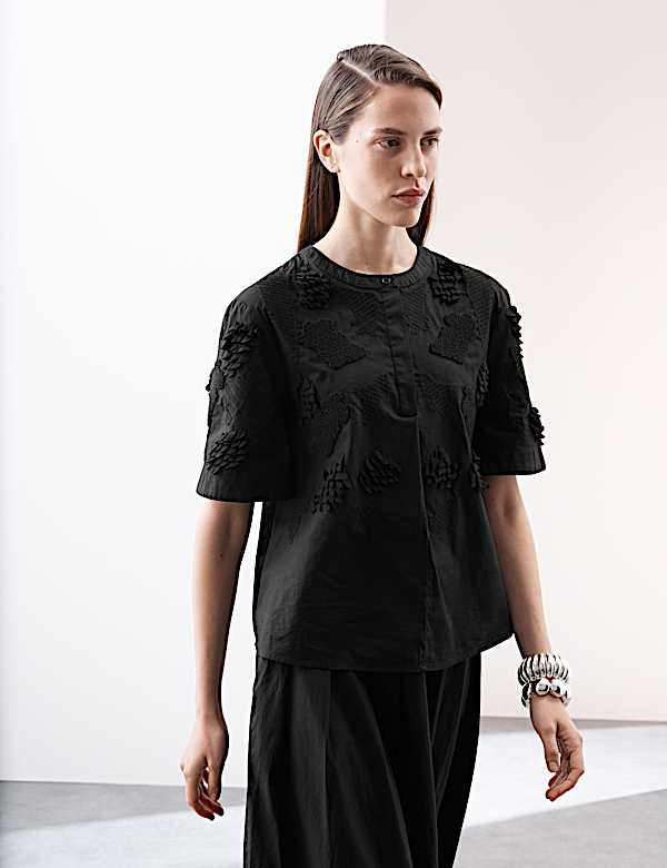 Zuiver katoenen blouse met ronde hals, korte mouwen en borduursel - NL