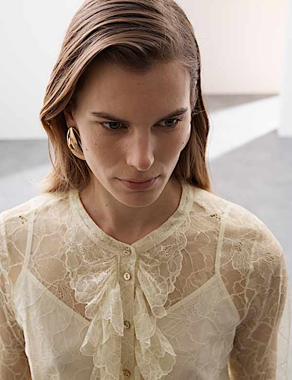 Bluse mit Rüschenfront und Spitze - AT