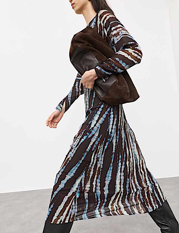 שמלת מידקסי בגזרה ישרה וצמודה מבד שיפון בהדפס - IL