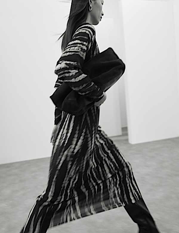 שמלת מידקסי בגזרה ישרה וצמודה מבד שיפון בהדפס - IL