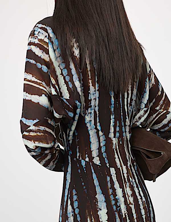 שמלת מידקסי בגזרה ישרה וצמודה מבד שיפון בהדפס - IL