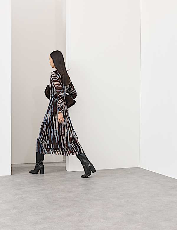 שמלת מידקסי בגזרה ישרה וצמודה מבד שיפון בהדפס - IL