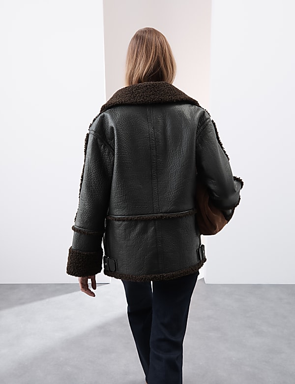 Strukturierte Jacke aus Leder mit Borgfutter - DE