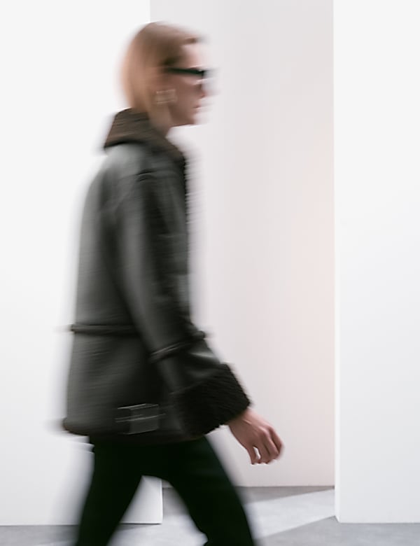 Strukturierte Jacke aus Leder mit Borgfutter - DE