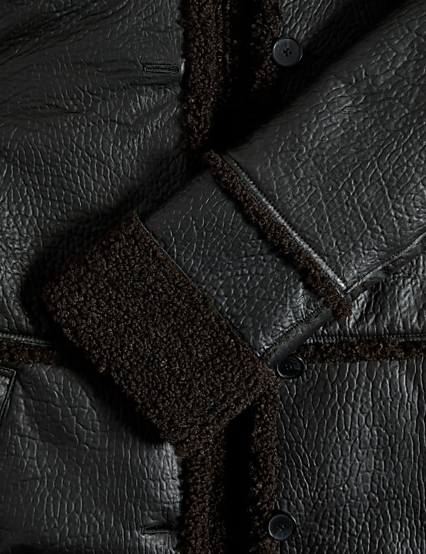 Strukturierte Jacke aus Leder mit Borgfutter - DE