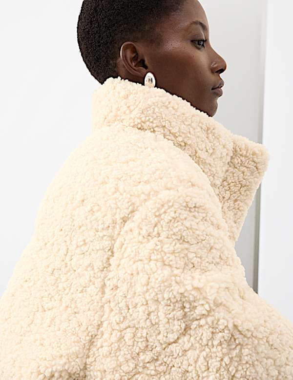 Puchowy płaszcz z misia ze st&oacute;jką - PL