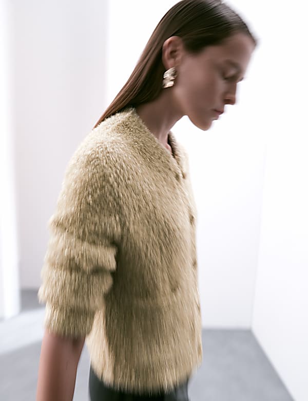 Glitzernder flauschiger Cardigan mit Rundhalsausschnitt