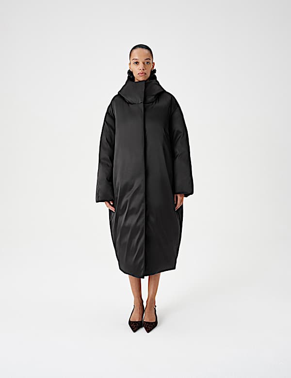 Manteau long molletonn&eacute; &agrave; capuche en satin, garni de plumes & duvet - FR