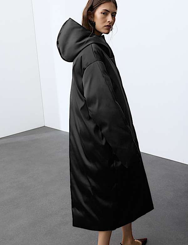 Manteau long molletonn&eacute; &agrave; capuche en satin, garni de plumes & duvet - FR