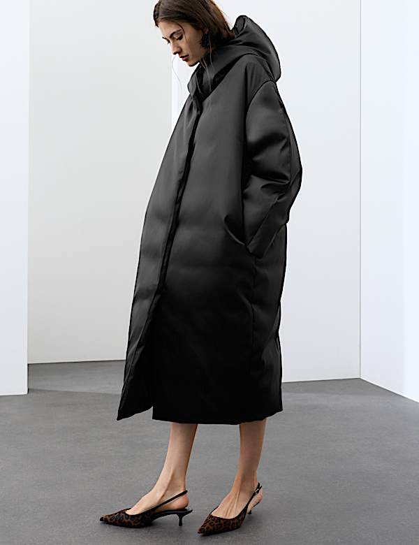 Manteau long molletonn&eacute; &agrave; capuche en satin, garni de plumes & duvet - FR