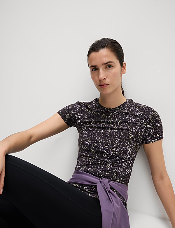 חולצת טי צמודה עם צווארון עגול ורחב והדפס - IL