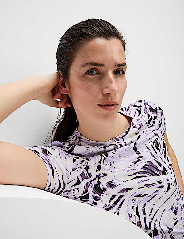 Printed Scoop Neck Fitted T-Shirt - HK