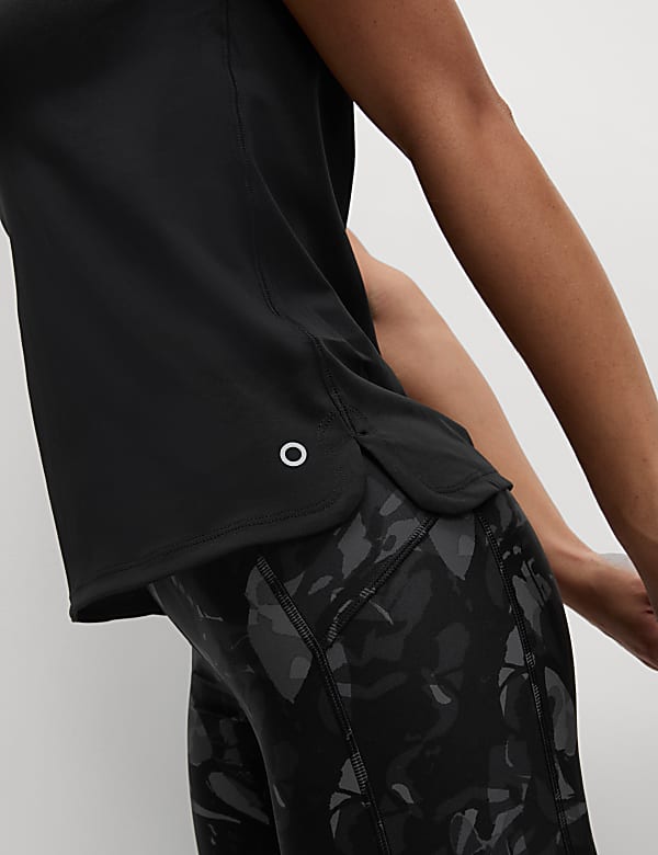 חולצת טי צמודה עם צווארון עגול ורחב - IL