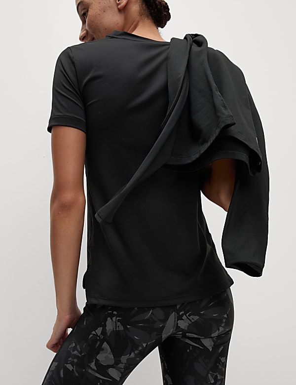 חולצת טי צמודה עם צווארון עגול ורחב - IL