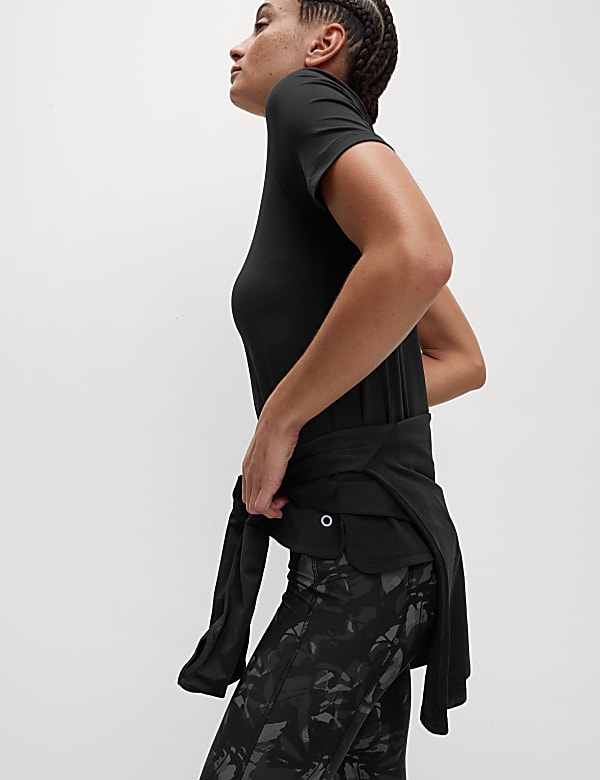 חולצת טי צמודה עם צווארון עגול ורחב - IL