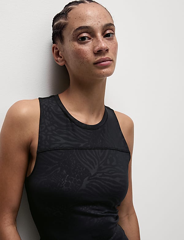 Zkr&aacute;cen&yacute; reli&eacute;fn&iacute; přil&eacute;hav&yacute; t&iacute;lkov&yacute; top s vykrojen&yacute;mi z&aacute;dy - CZ