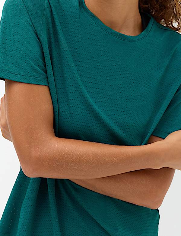 T-Shirt mit Rundhalsausschnitt und Mesh-Paneel in bequemer Passform - DE