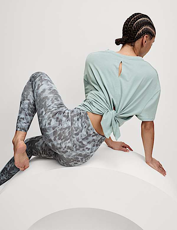 Ανάλαφρο t-shirt από σύμμεικτο modal με δέσιμο πίσω - GR