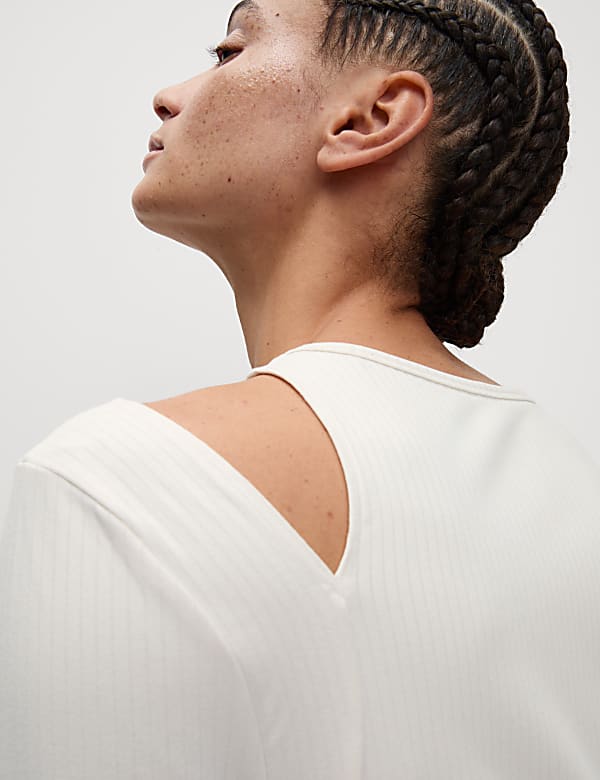 Nauwsluitende, geribbelde yogatop met blote schouder - NL