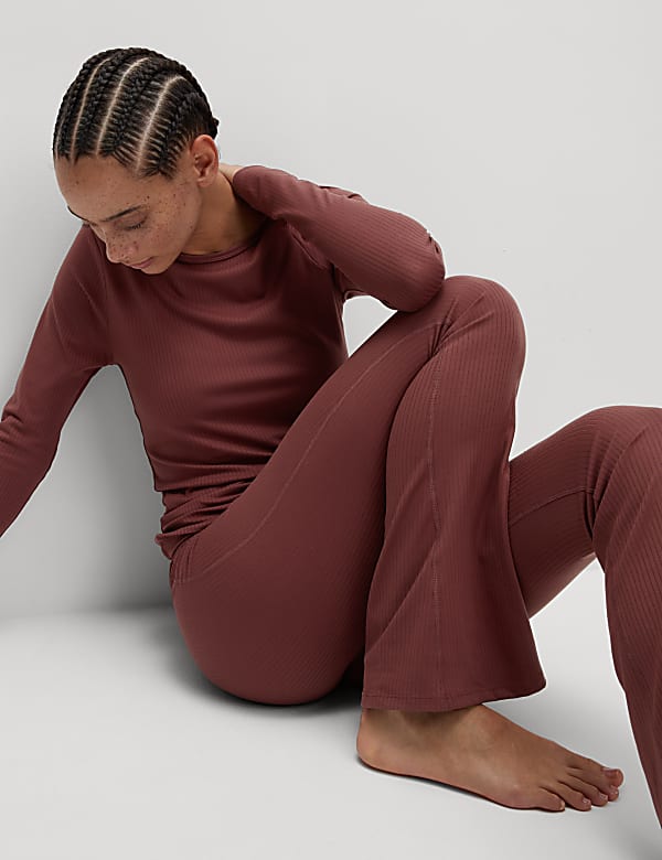 Gerippte Yoga-Leggings mit hohem Bund und ausgestelltem Bein - AT