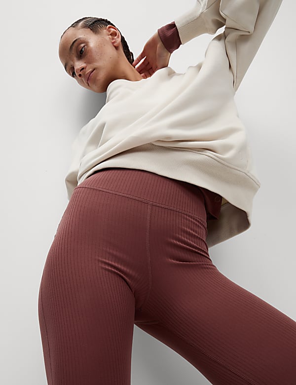 Gerippte Yoga-Leggings mit hohem Bund und ausgestelltem Bein - AT