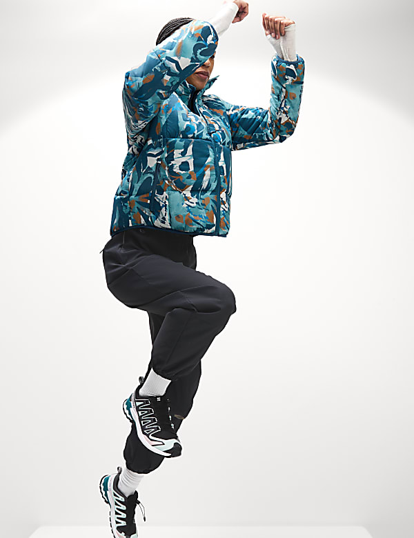 Gewatteerd Stormwear&trade;-jack met opstaande kraag en print - BE