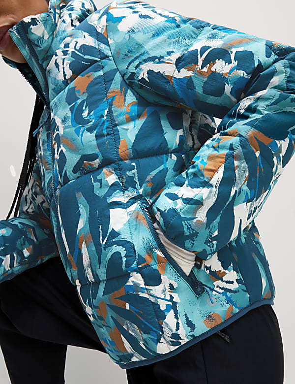 Gewatteerd Stormwear&trade;-jack met opstaande kraag en print - BE