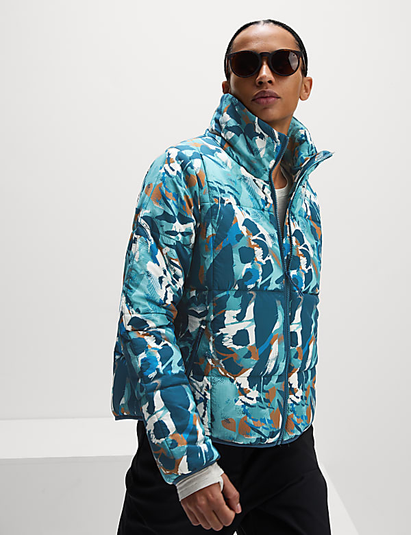 Gewatteerd Stormwear&trade;-jack met opstaande kraag en print - BE