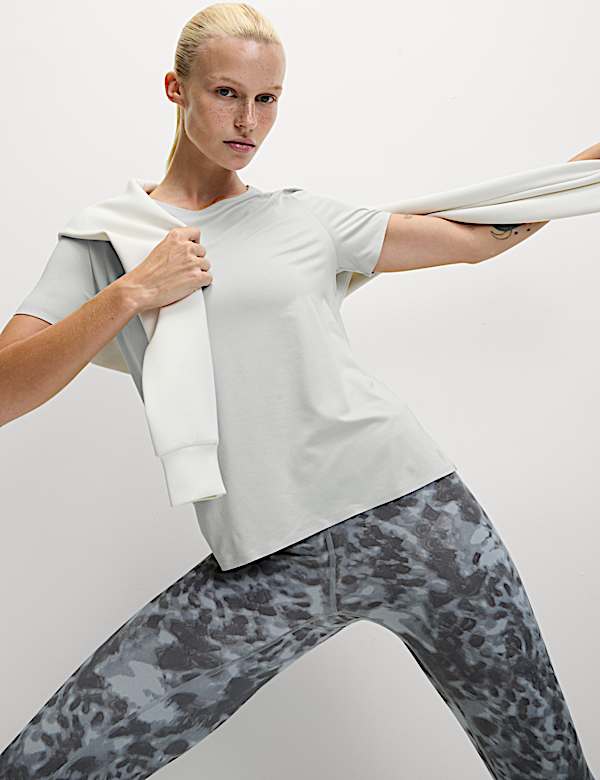 Camiseta de yoga con cuello redondo Go Balance Flexifit™ - US