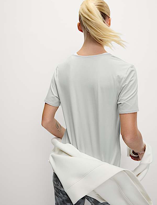 חולצת טי יוגה &trade;Go Balance Flexifit&lrm; עם צווארון עגול - IL