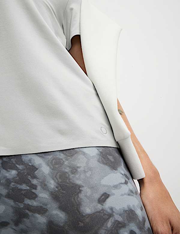 חולצת טי יוגה &trade;Go Balance Flexifit&lrm; עם צווארון עגול - IL