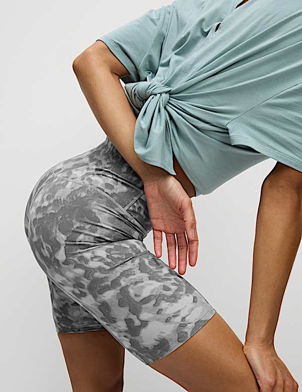Gemusterte Yoga-Shorts mit hohem Bund - DE