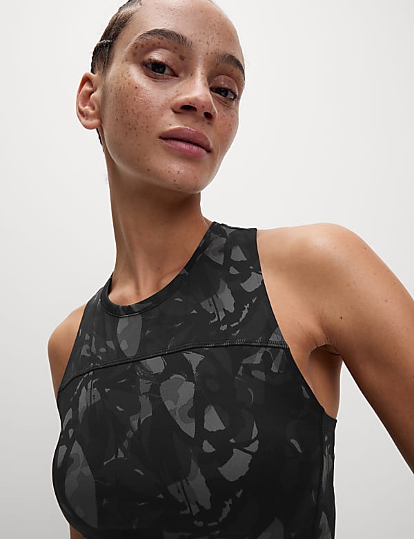 Přil&eacute;hav&yacute; t&iacute;lkov&yacute; top s potiskem a ov&aacute;ln&yacute;m v&yacute;střihem - CZ