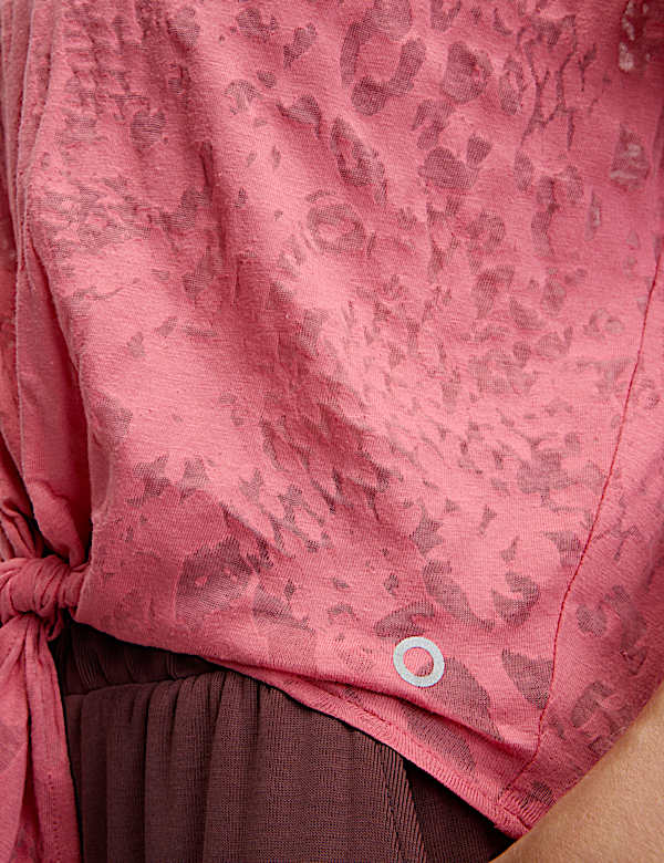 Zkr&aacute;cen&eacute; lehk&eacute; tričko s v&aacute;z&aacute;n&iacute;m vpředu, s vysok&yacute;m pod&iacute;lem bavlny - CZ