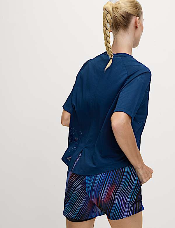 חולצת טי בטקסטורה בגזרה מרובעת קלילה עם צווארון עגול - IL