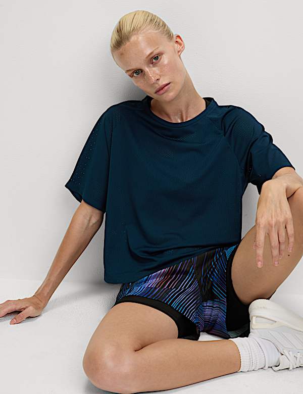 חולצת טי בטקסטורה בגזרה מרובעת קלילה עם צווארון עגול - IL