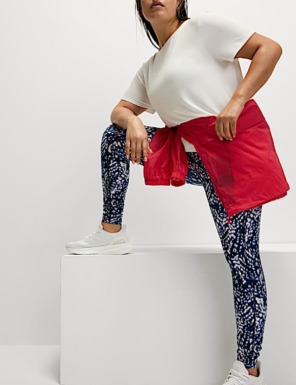 חולצת טי סרוקה בגזרה נינוחה עם צווארון עגול - IL