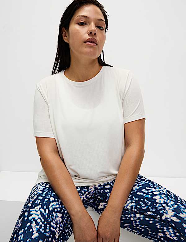 חולצת טי סרוקה בגזרה נינוחה עם צווארון עגול - IL