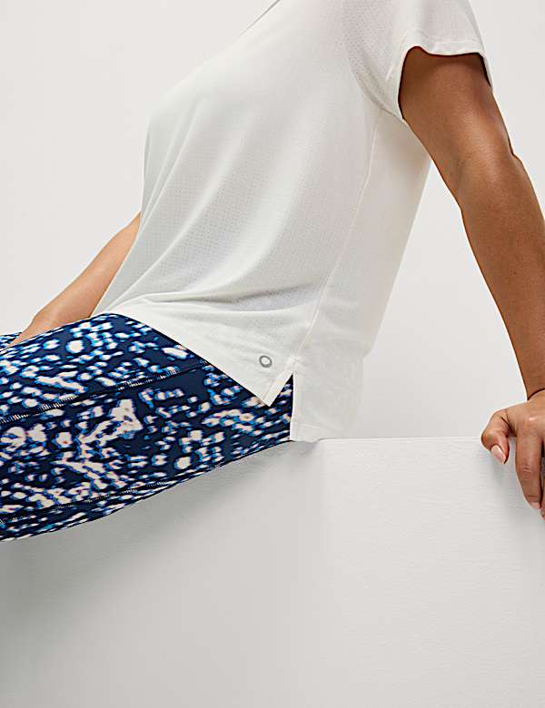 חולצת טי סרוקה בגזרה נינוחה עם צווארון עגול - IL