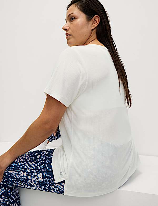 חולצת טי סרוקה בגזרה נינוחה עם צווארון עגול - IL