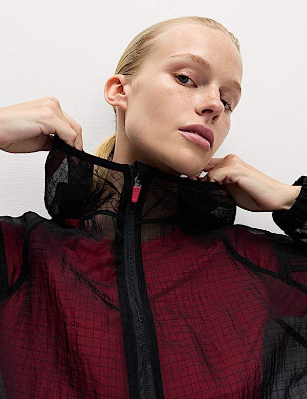Chaqueta de deporte texturizada con volumen y cremallera transparente - ES