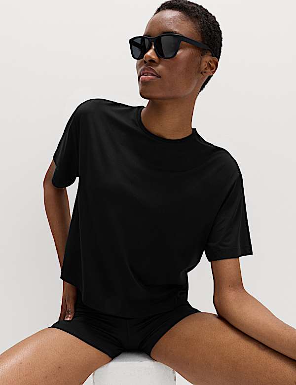 Kaus Oblong Boxy Leher Bundar Essential - ID