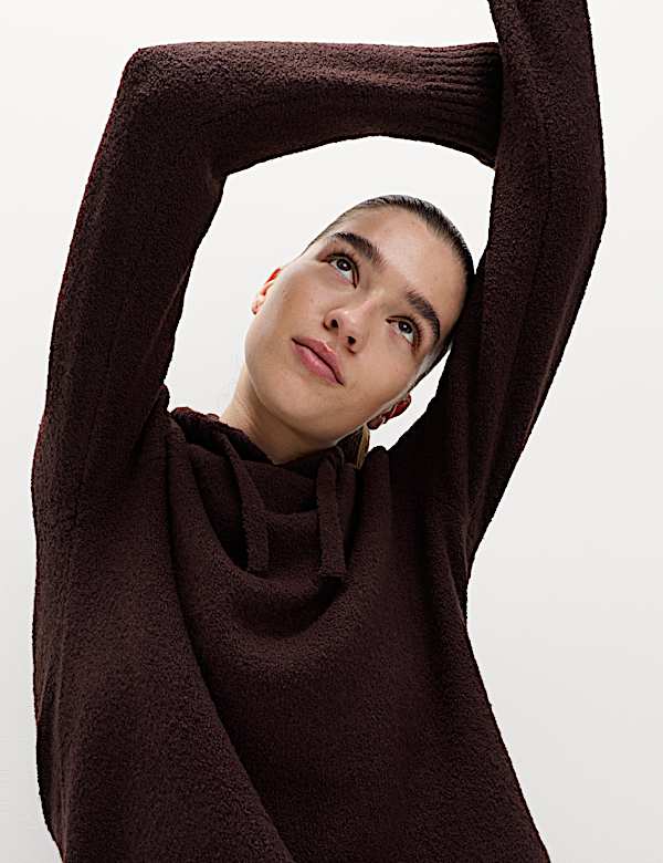 Mimoř&aacute;dně měkk&aacute; bukl&eacute; mikina dlouh&eacute;ho střihu s kapuc&iacute; a obsahem vlny - CZ