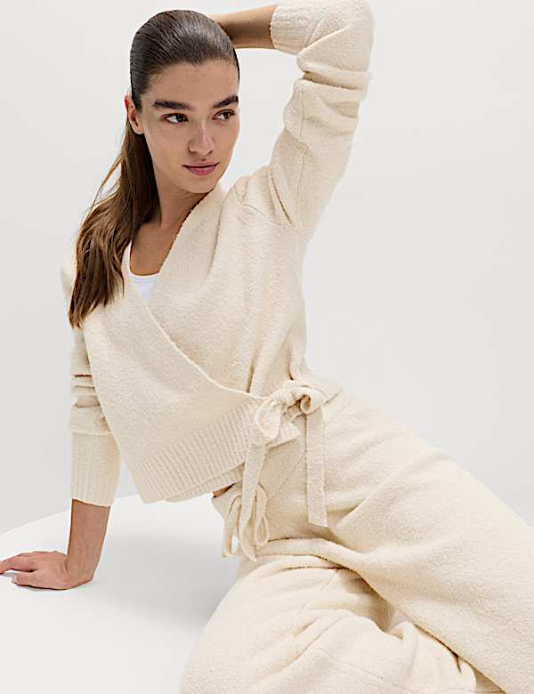 Wickel-Cardigan mit V-Ausschnitt aus Supersoft-Bouclé - DE